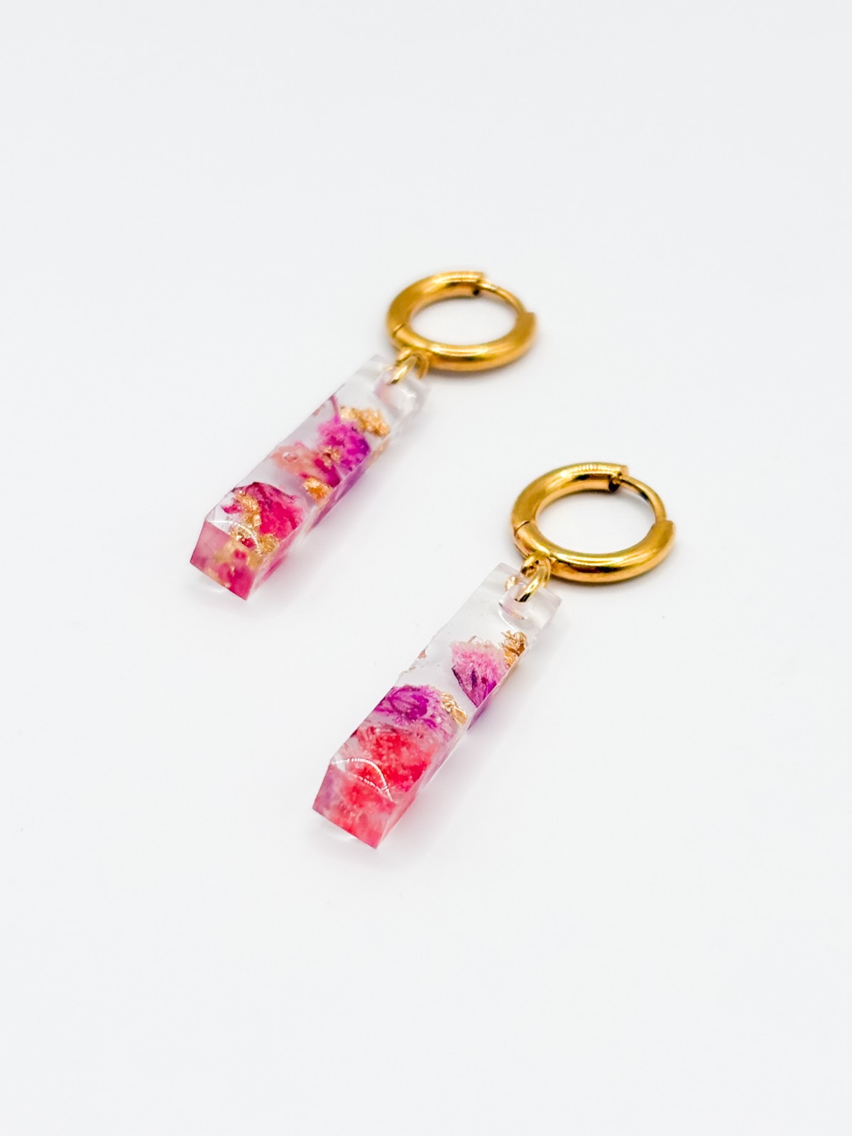 Huggie Hoop Oorbellen met Rechthoekige Hangers Gevuld met Echte Bloem… - 97242 Huggie Hoop Oorbellen met Rechthoekige Hangers Gevuld met Echte Bloemen uit Utrecht (The Blossom Chapter)