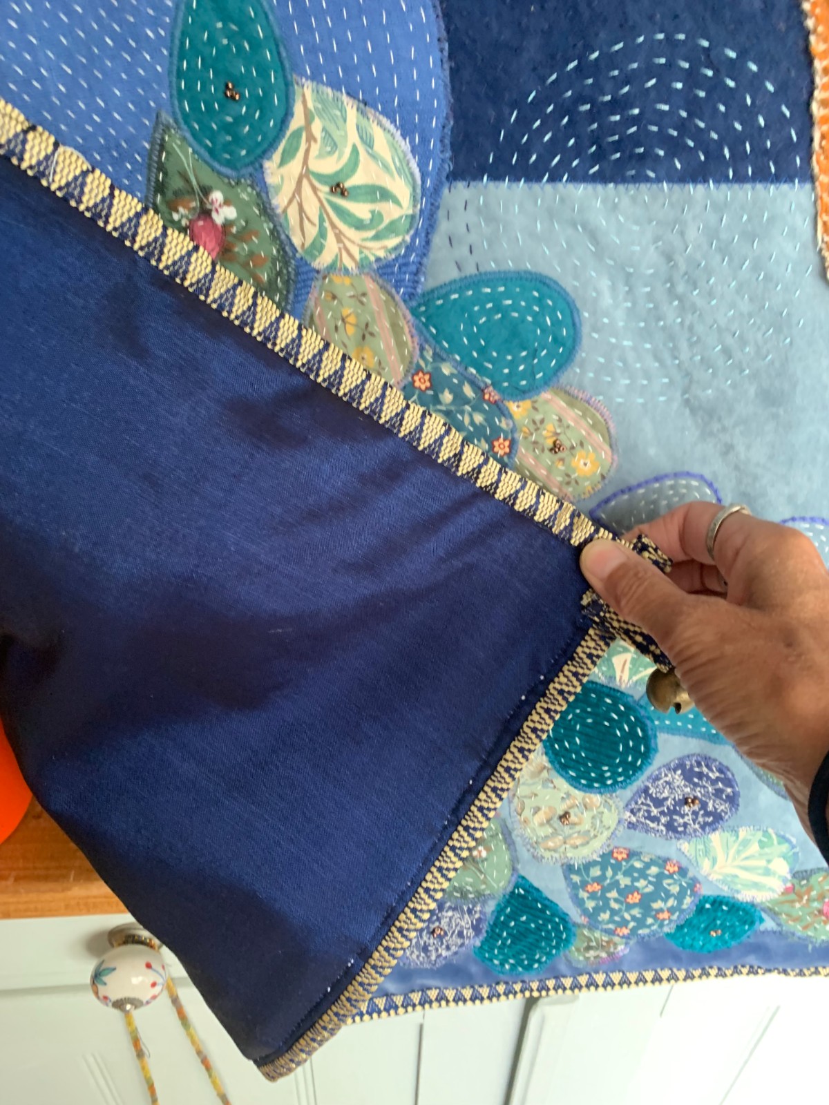 Mooi wandkleed van hergebruikte stoffen met een pauw