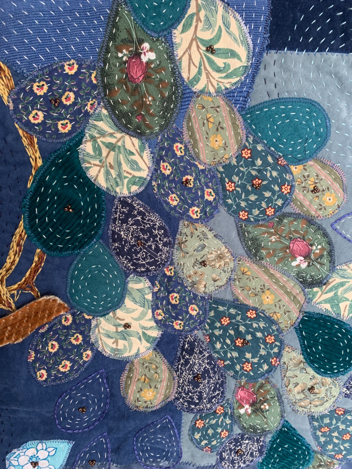 Mooi wandkleed van hergebruikte stoffen met een pauw