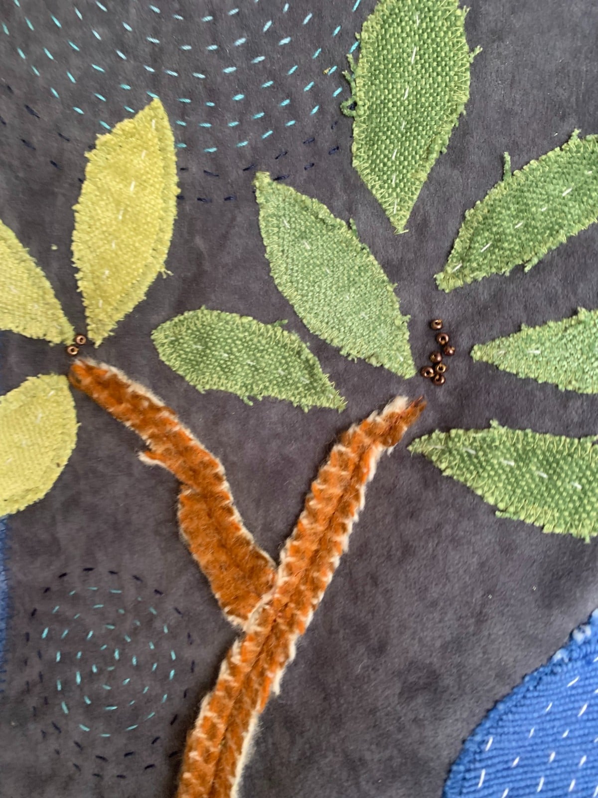 Mooi wandkleed van hergebruikte stoffen met een pauw