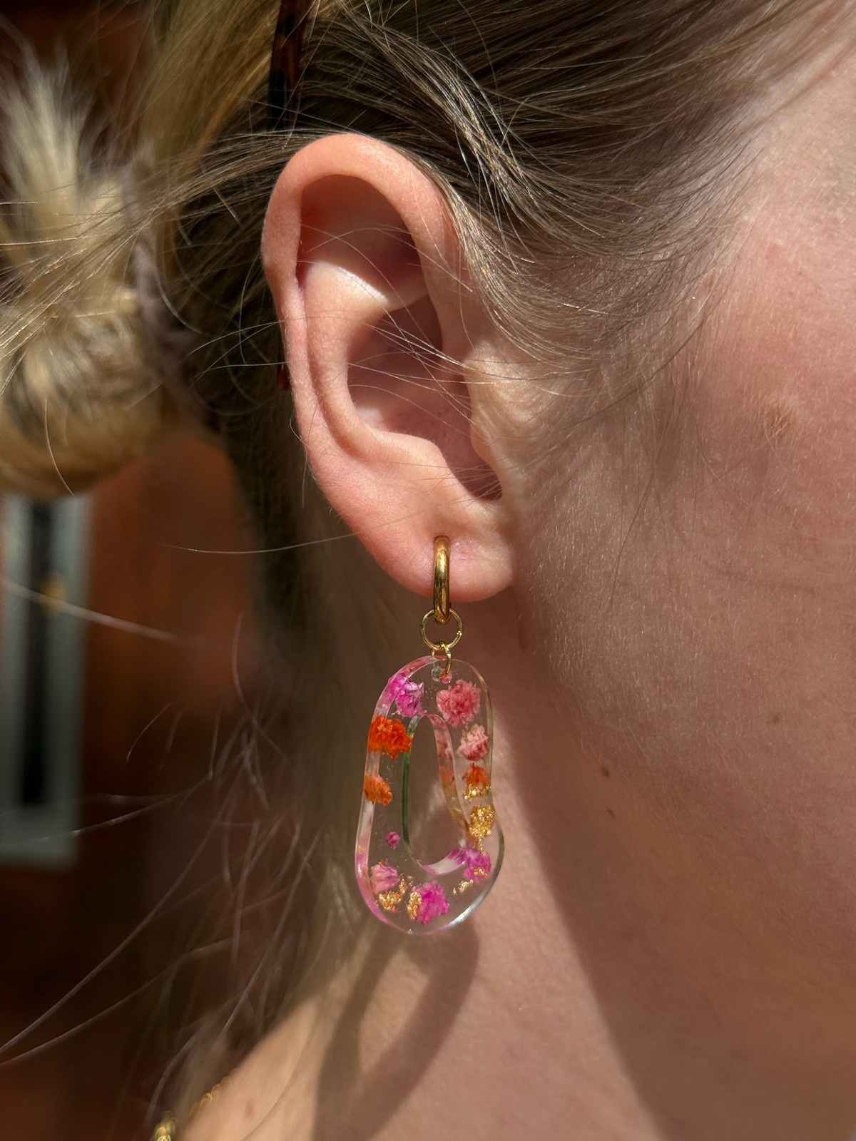 Organische Kiezel Vorm Oorbellen met Echte Bloemen uit Utrecht (The Blossom Chapter)