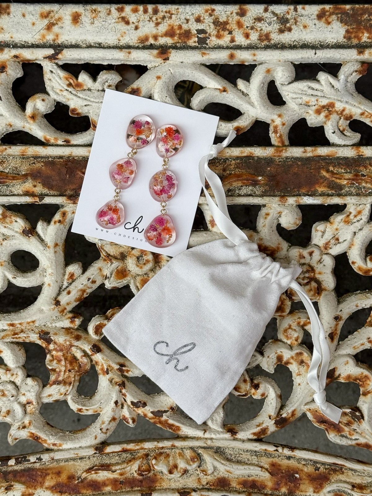 Statement Oorbellen met 3 Stenen Gevuld Echte Bloemen uit Utrecht (The Blossom Chapter)