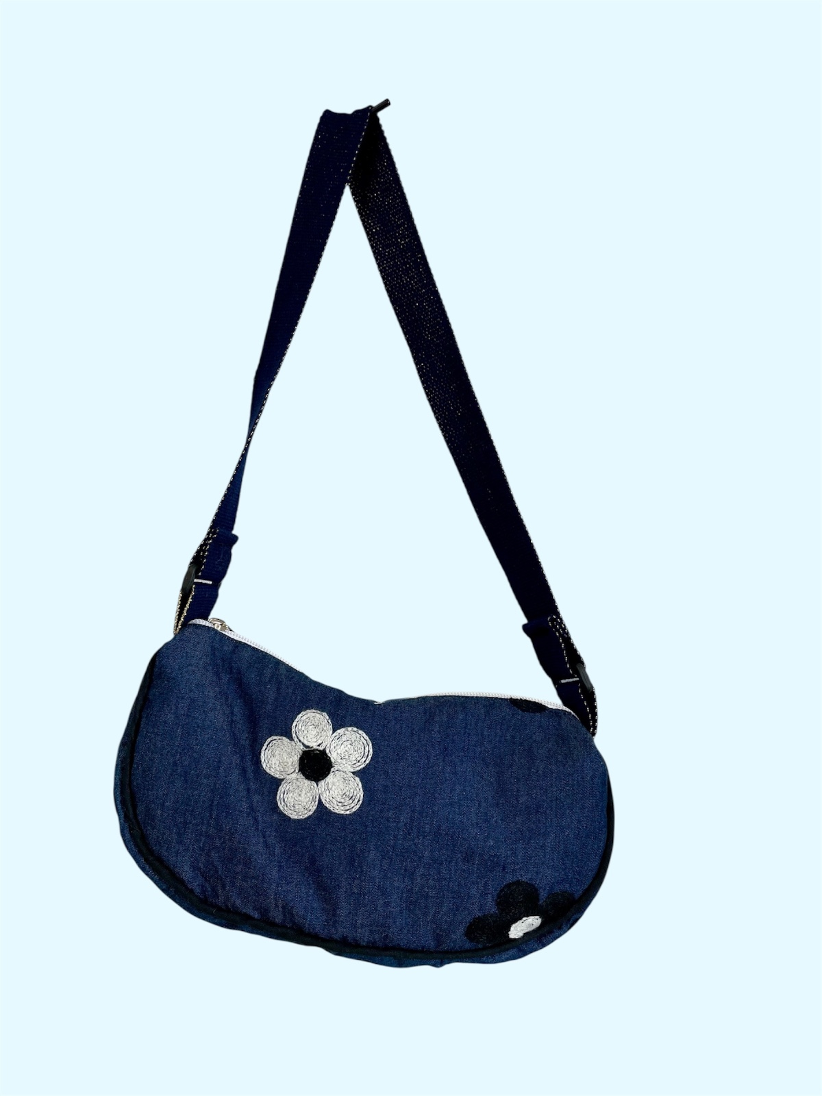 Kleine schoudertas met rits – Baquete Bag in denim blauw of ecru, handgemaakt & uniek