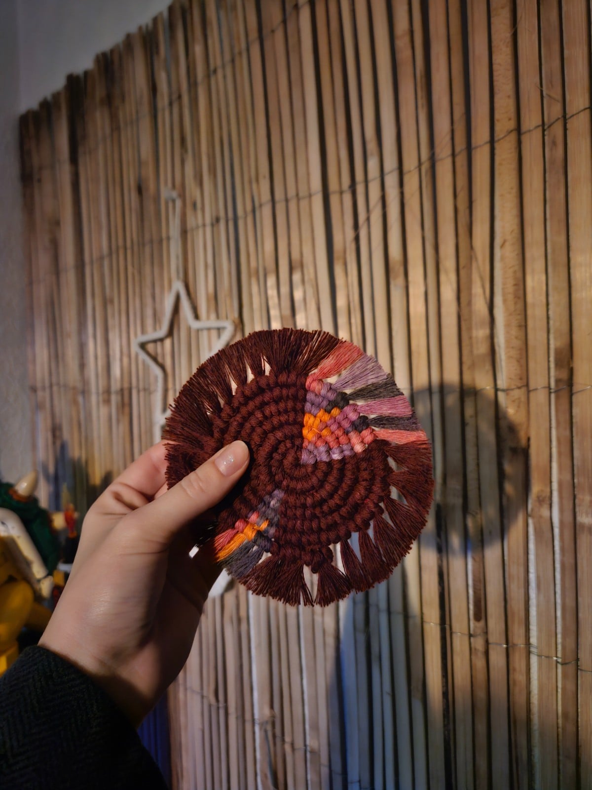 Bordeauxrode macramé onderzetter