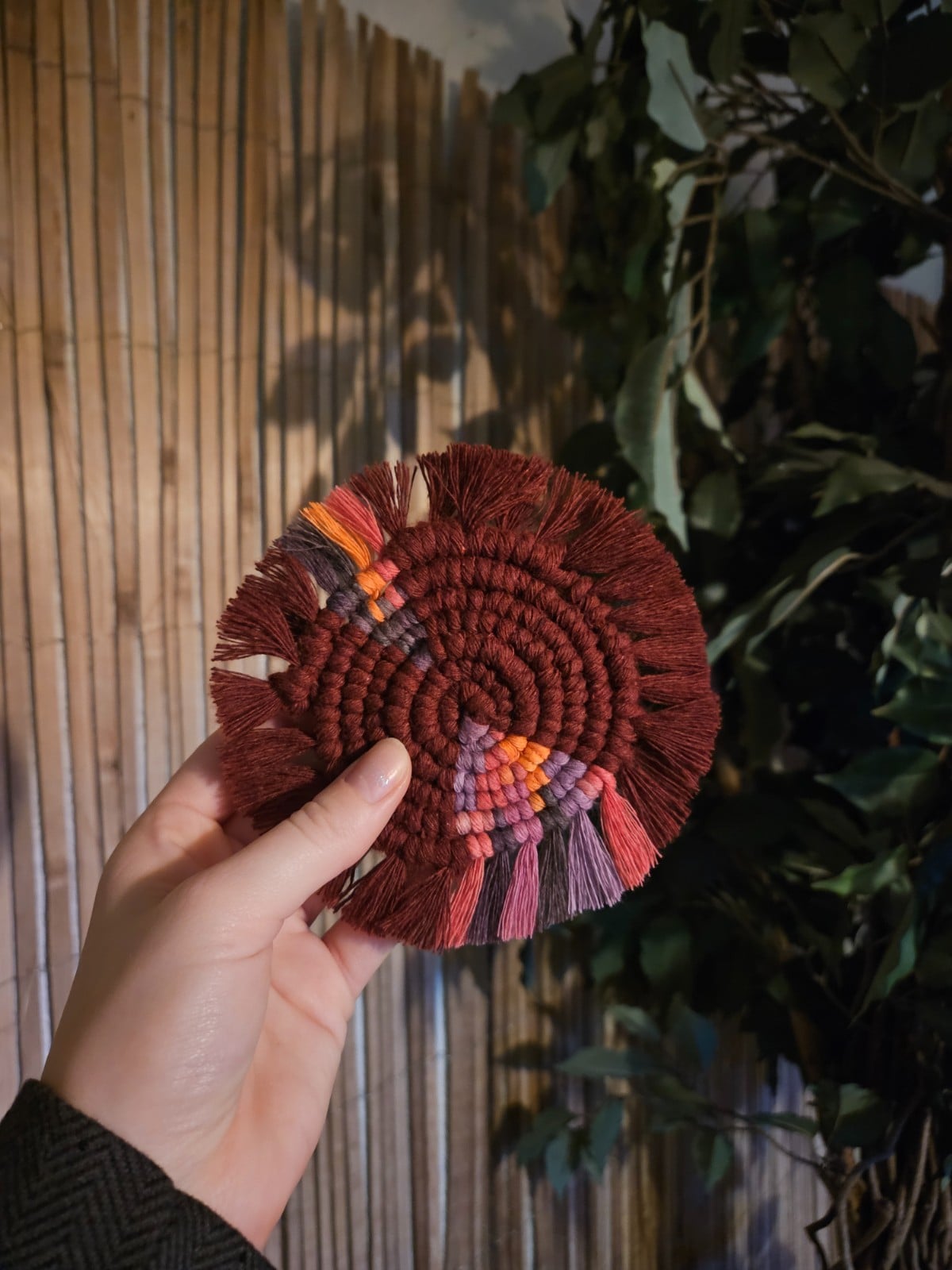 Bordeauxrode macramé onderzetter