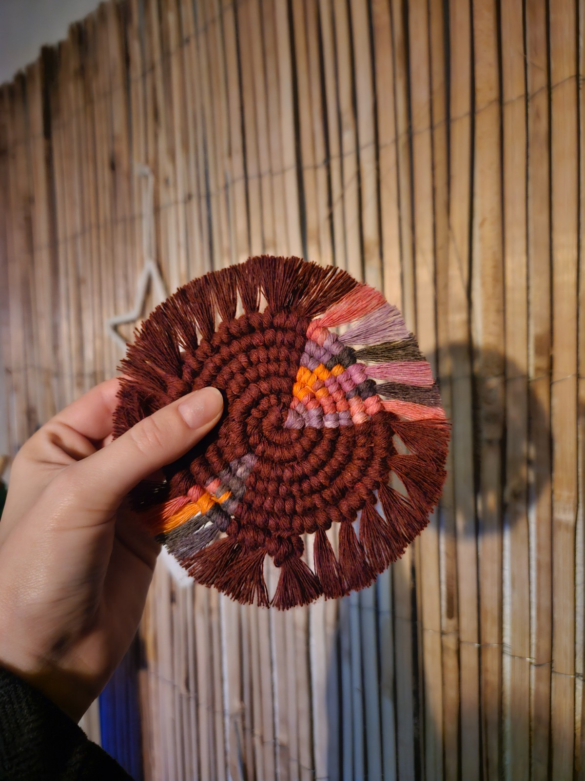 Bordeauxrode macramé onderzetter