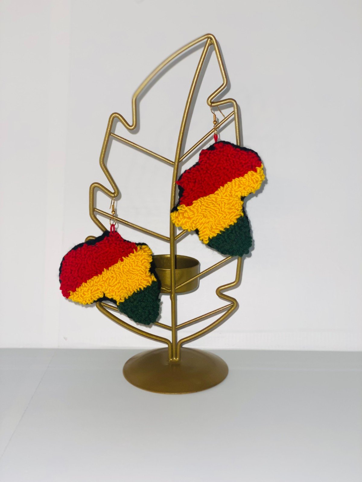 🌍 Punch Needle Oorbellen – Vorm van Afrika | Handgemaakt & Kleurrijk (Rood, Geel, Groen & Zwart)