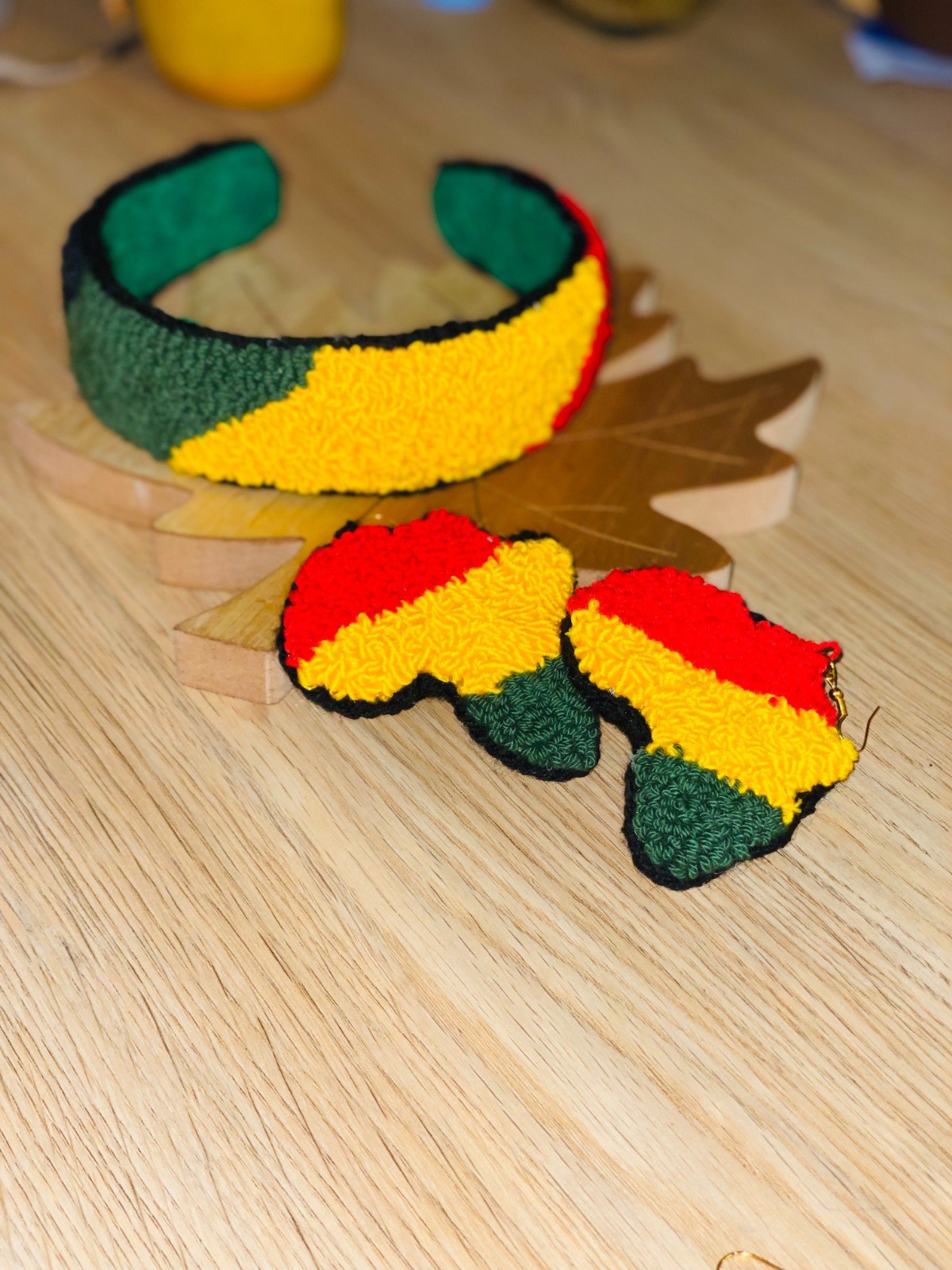 🧵 Punch Needle Haarband – Handgemaakt & Uniek in Rood, Geel, Groen en Zwart