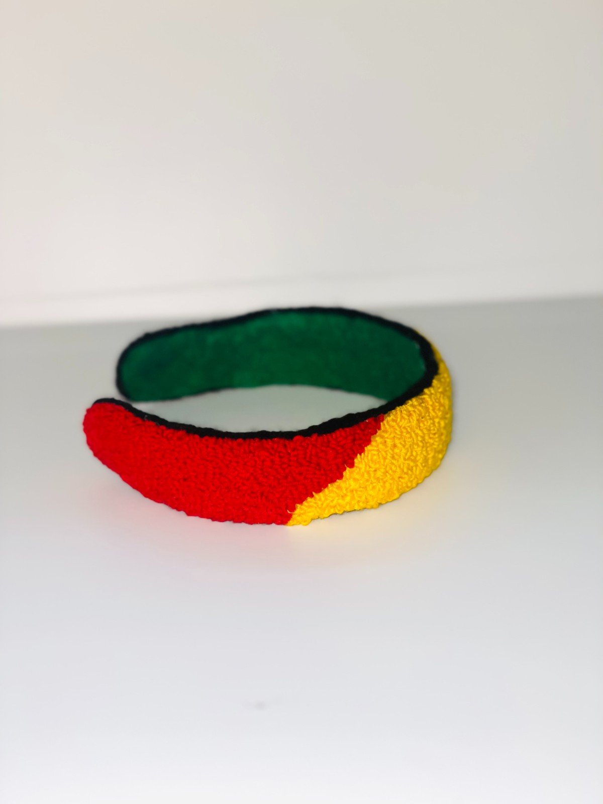 🧵 Punch Needle Haarband – Handgemaakt & Uniek in Rood, Geel, Groen en Zwart