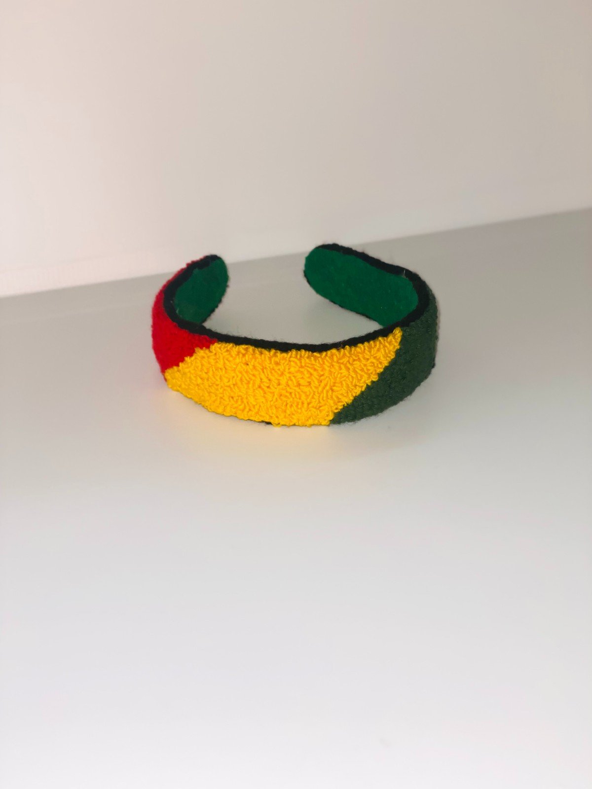 🧵 Punch Needle Haarband – Handgemaakt & Uniek in Rood, Geel, Groen en Zwart