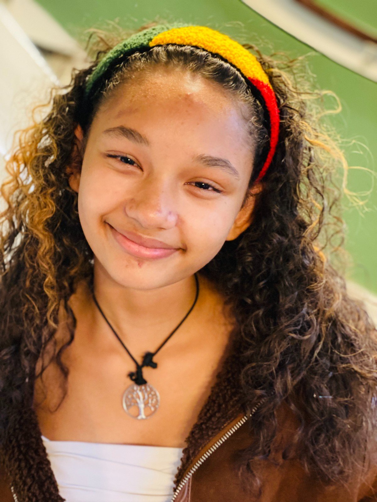 🧵 Punch Needle Haarband – Handgemaakt & Uniek in Rood, Geel, Groen en Zwart