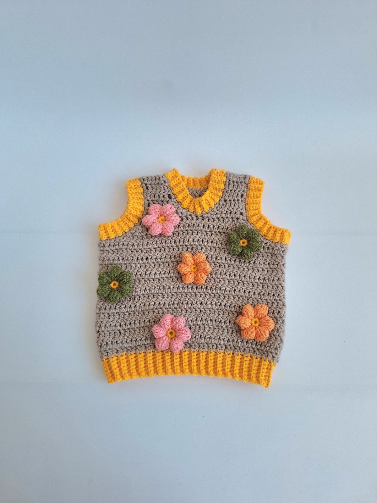 Gehaakt baby vestje | Beige en geel met lichtroze, groene en oranje b… - 98152 Gehaakt baby vestje | Beige en geel met lichtroze, groene en oranje bloemen