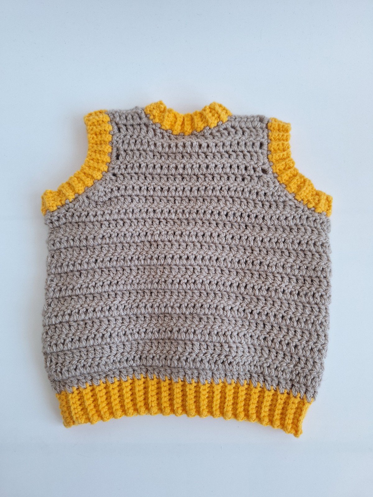 Gehaakt baby vestje | Beige en geel met lichtroze, groene en oranje b… - 98153 Gehaakt baby vestje | Beige en geel met lichtroze, groene en oranje bloemen