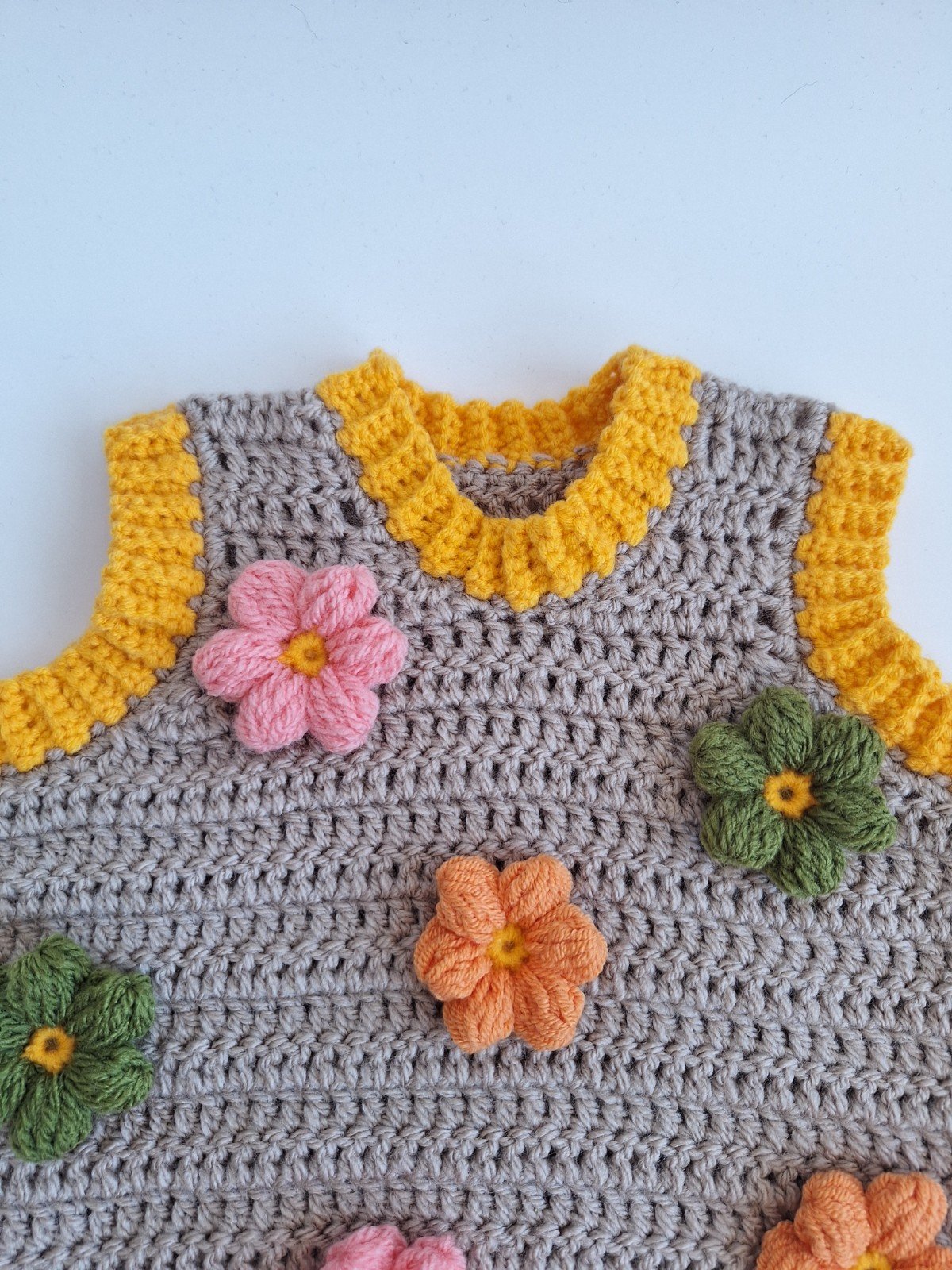 Gehaakt baby vestje | Beige en geel met lichtroze, groene en oranje b… - 98155 Gehaakt baby vestje | Beige en geel met lichtroze, groene en oranje bloemen