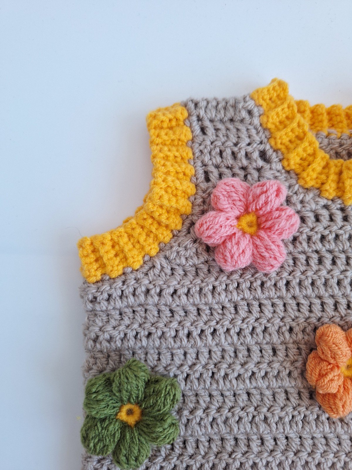 Gehaakt baby vestje | Beige en geel met lichtroze, groene en oranje b… - 98156 Gehaakt baby vestje | Beige en geel met lichtroze, groene en oranje bloemen