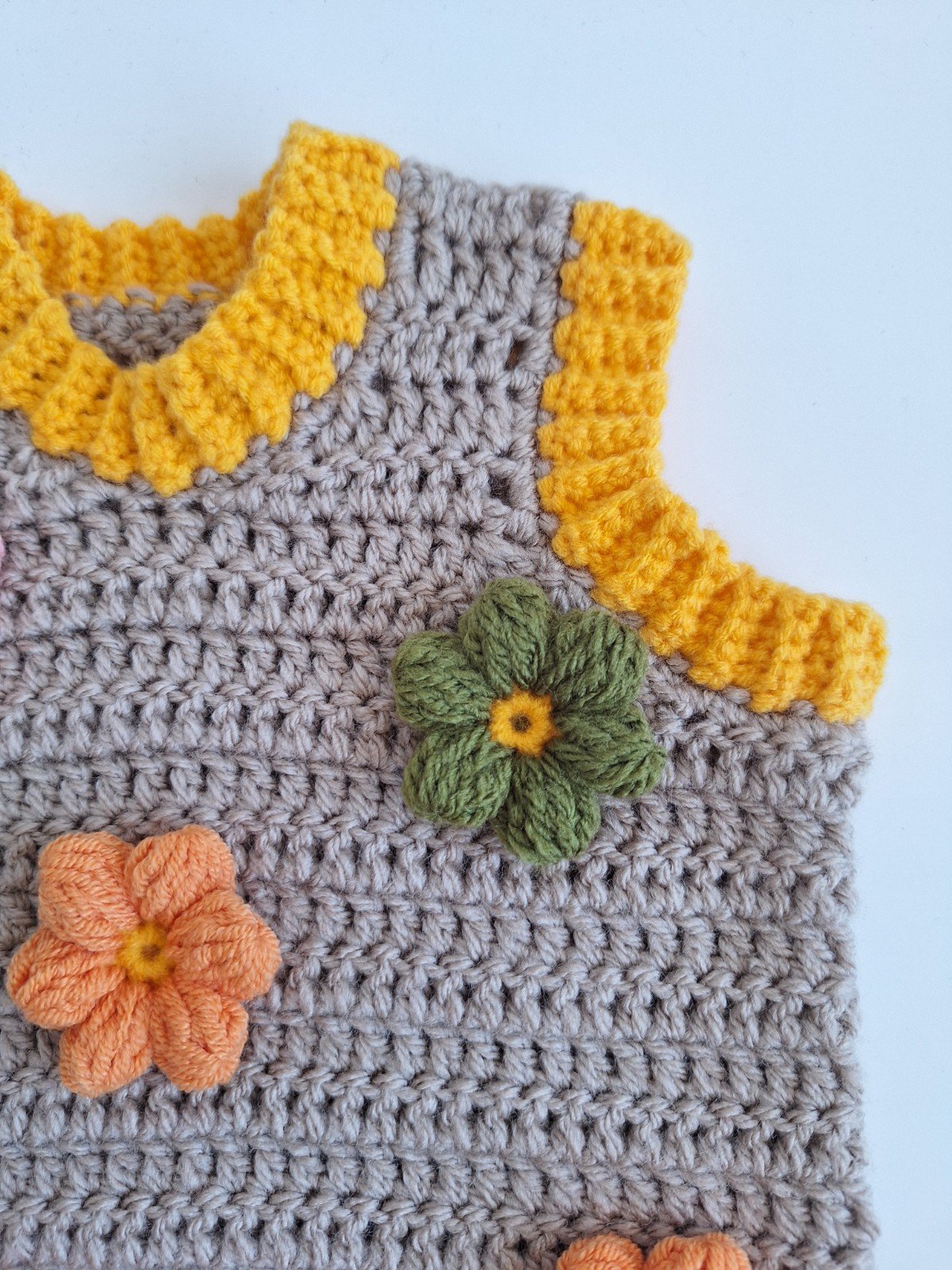Gehaakt baby vestje | Beige en geel met lichtroze, groene en oranje b… - 98157 Gehaakt baby vestje | Beige en geel met lichtroze, groene en oranje bloemen