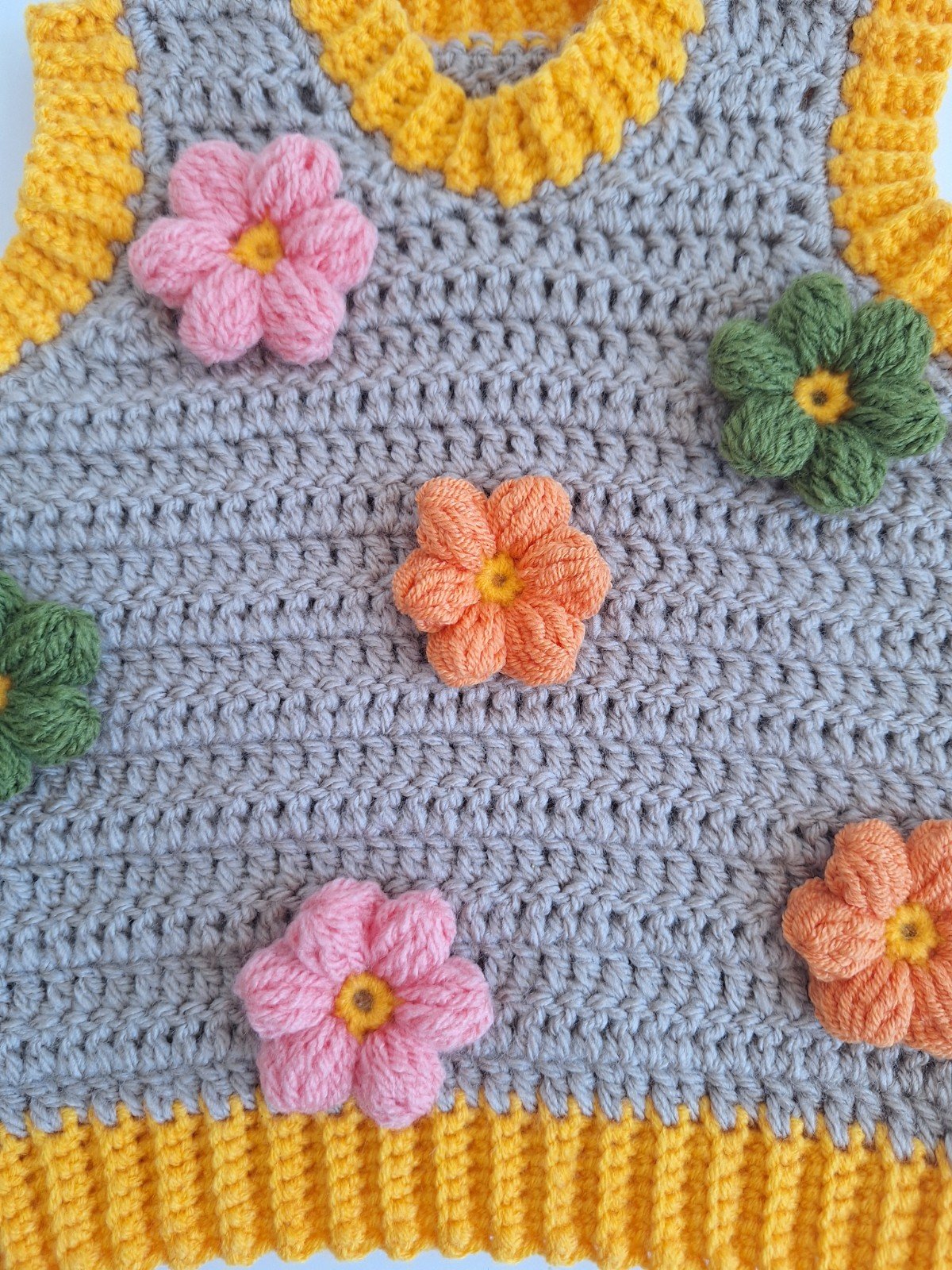 Gehaakt baby vestje | Beige en geel met lichtroze, groene en oranje b… - 98158 Gehaakt baby vestje | Beige en geel met lichtroze, groene en oranje bloemen