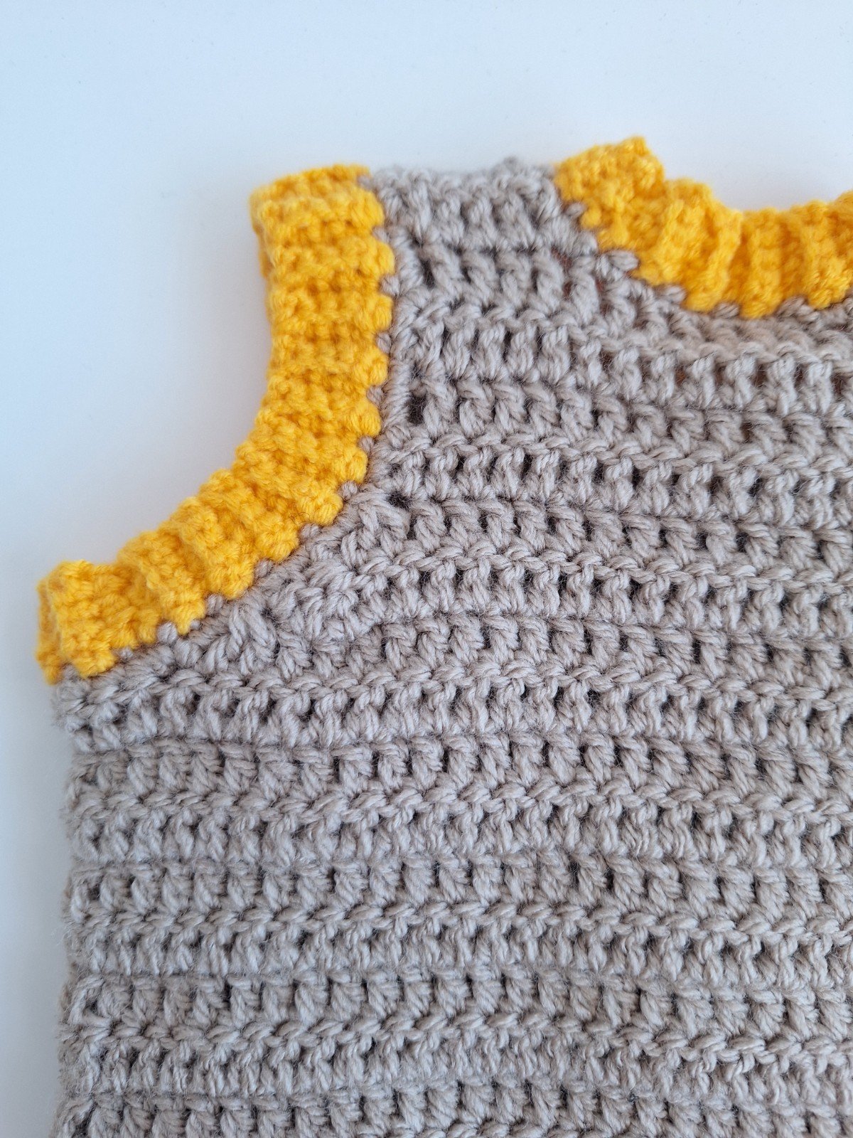 Gehaakt baby vestje | Beige en geel met lichtroze, groene en oranje b… - 98159 Gehaakt baby vestje | Beige en geel met lichtroze, groene en oranje bloemen