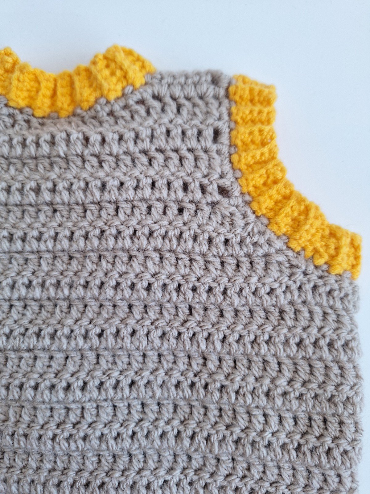 Gehaakt baby vestje | Beige en geel met lichtroze, groene en oranje b… - 98160 Gehaakt baby vestje | Beige en geel met lichtroze, groene en oranje bloemen