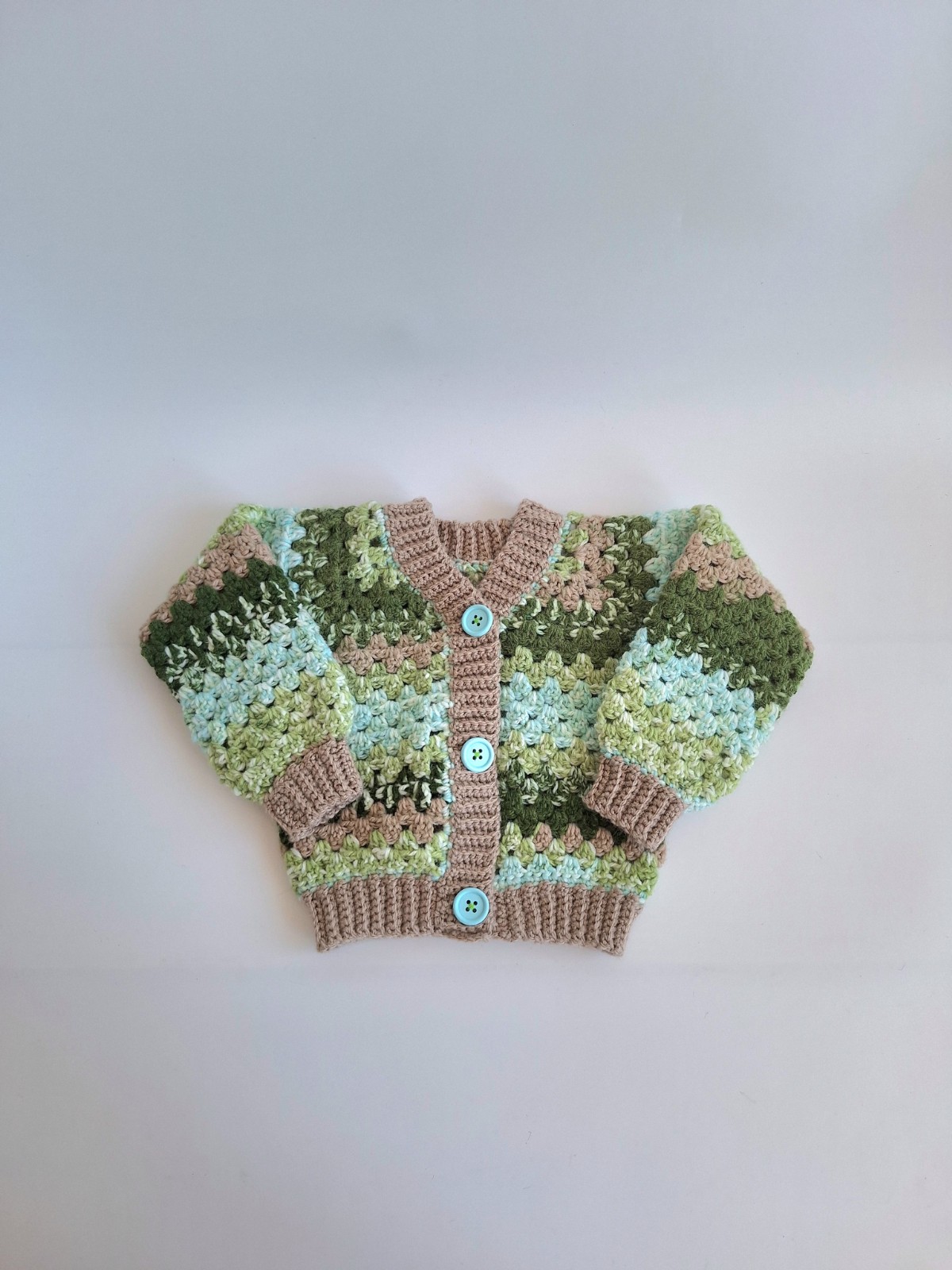 Gehaakt baby vestje | Beige, Blauw en groen camo