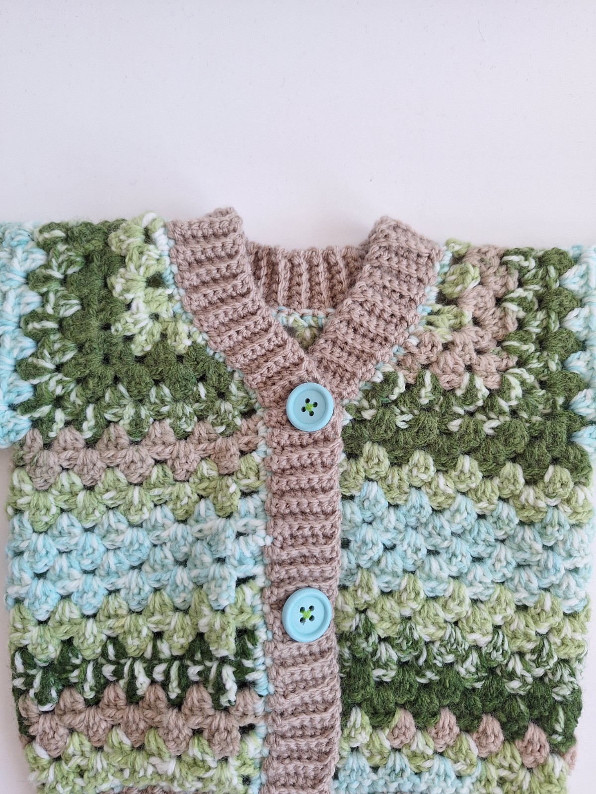 Gehaakt baby vestje | Beige, Blauw en groen camo