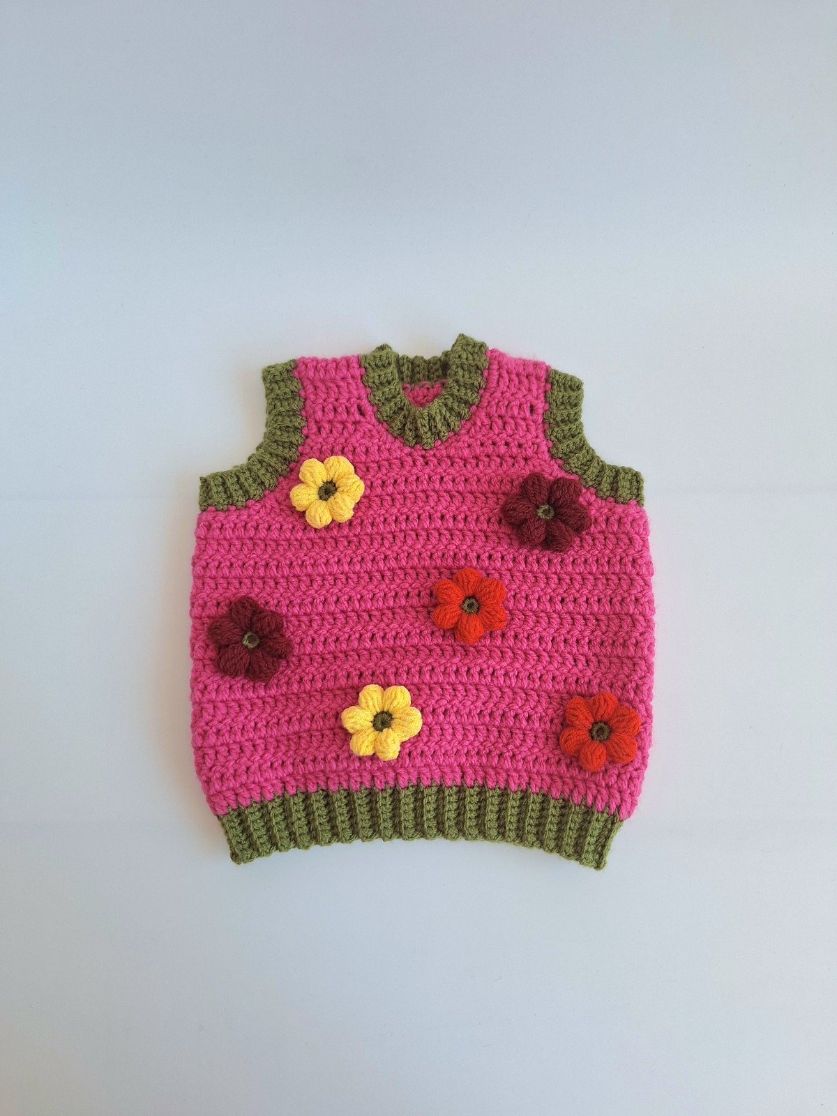 Gehaakt baby vestje | Fuchsia en donkergroen met gele, wijnrode en kn… - 98161 Gehaakt baby vestje | Fuchsia en donkergroen met gele, wijnrode en knalrode bloemen