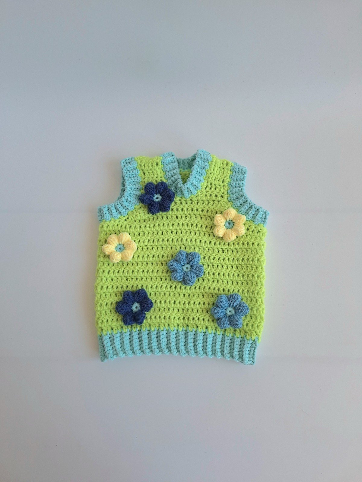 Gehaakt baby vestje | Limoengroen en mintgroen met blauwe bloemen - 98144 Gehaakt baby vestje | Limoengroen en mintgroen met blauwe bloemen