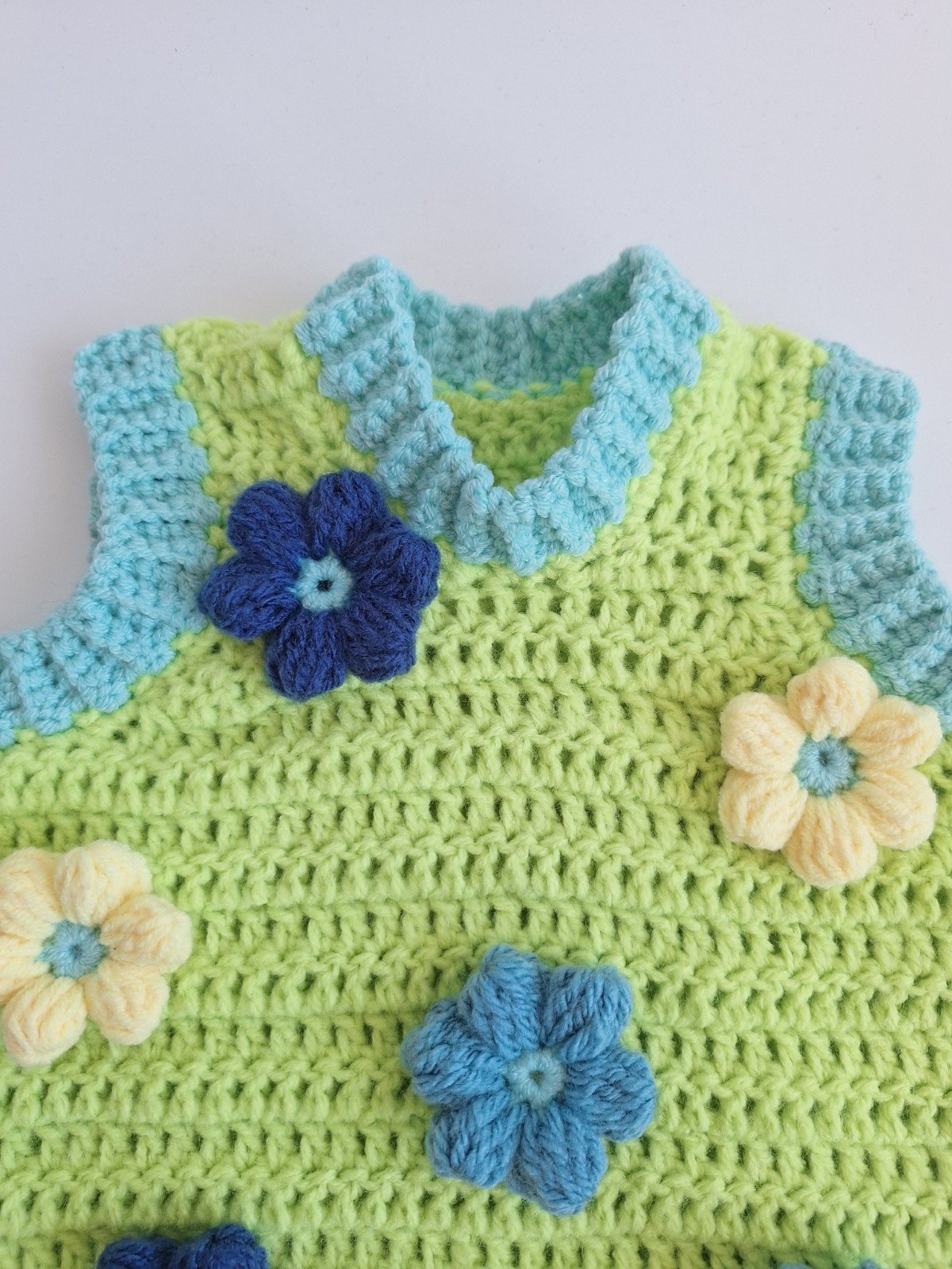 Gehaakt baby vestje | Limoengroen en mintgroen met blauwe bloemen - 98145 Gehaakt baby vestje | Limoengroen en mintgroen met blauwe bloemen