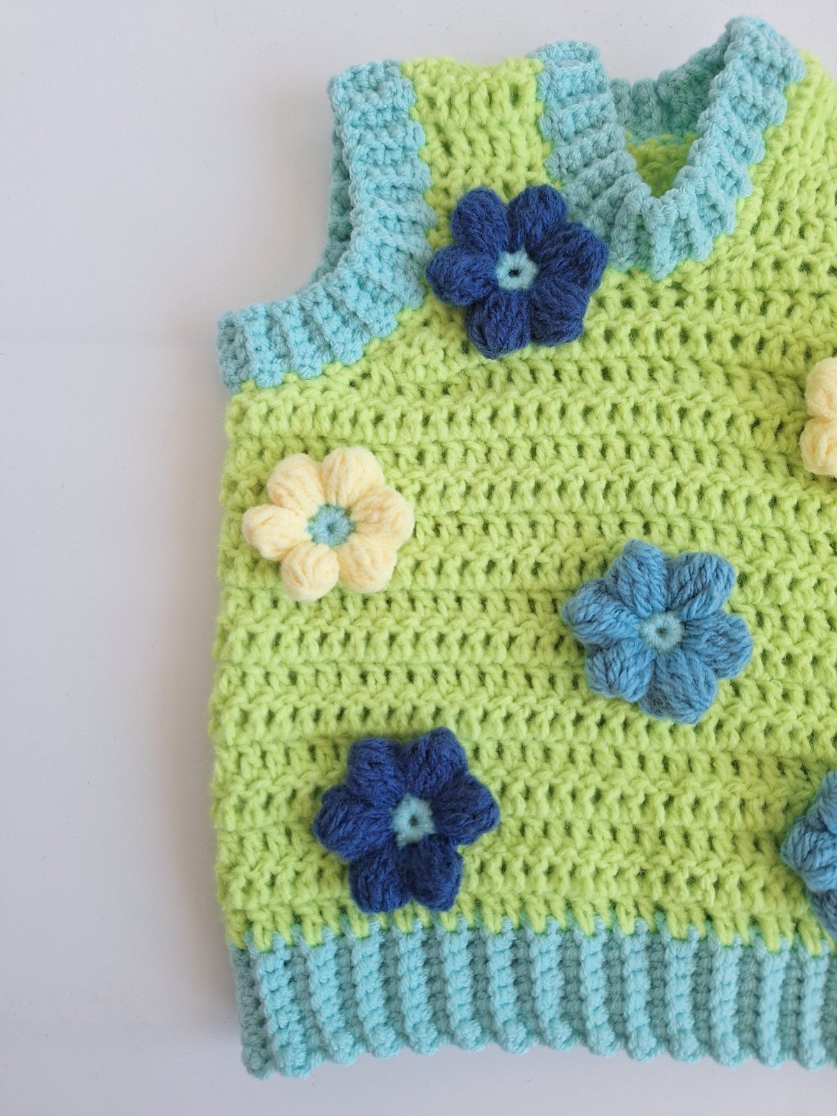 Gehaakt baby vestje | Limoengroen en mintgroen met blauwe bloemen - 98148 Gehaakt baby vestje | Limoengroen en mintgroen met blauwe bloemen