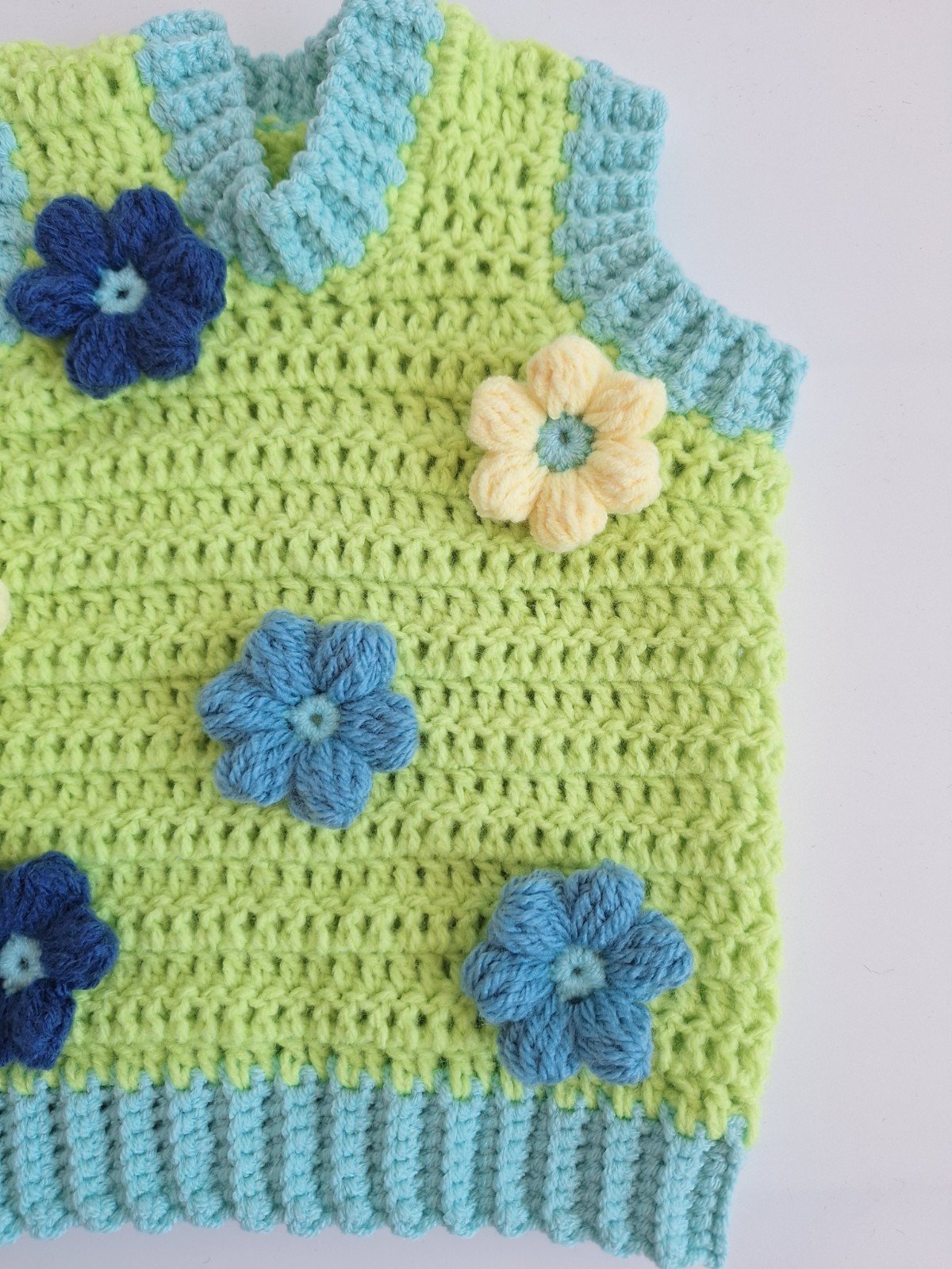 Gehaakt baby vestje | Limoengroen en mintgroen met blauwe bloemen - 98149 Gehaakt baby vestje | Limoengroen en mintgroen met blauwe bloemen