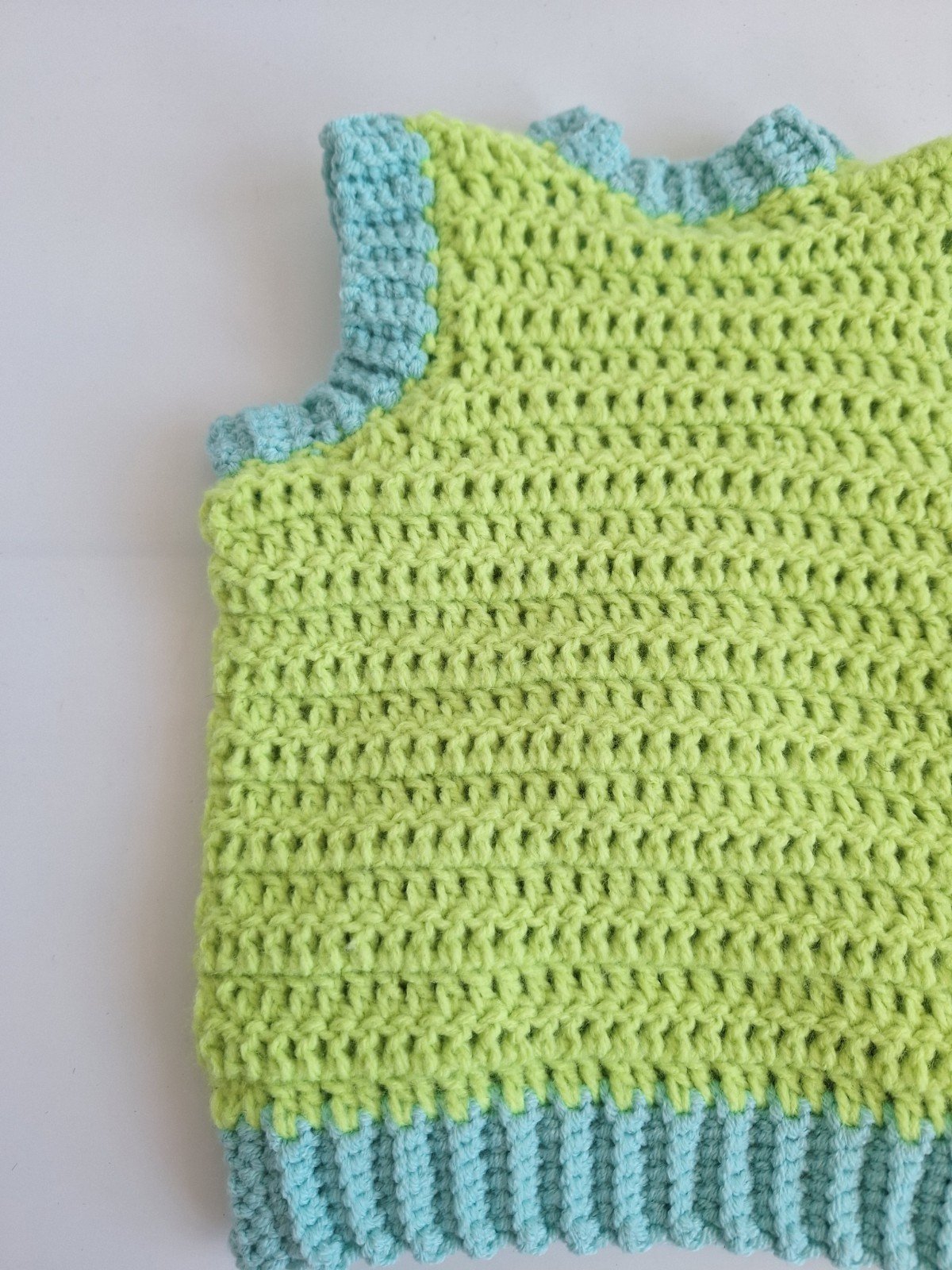 Gehaakt baby vestje | Limoengroen en mintgroen met blauwe bloemen - 98150 Gehaakt baby vestje | Limoengroen en mintgroen met blauwe bloemen