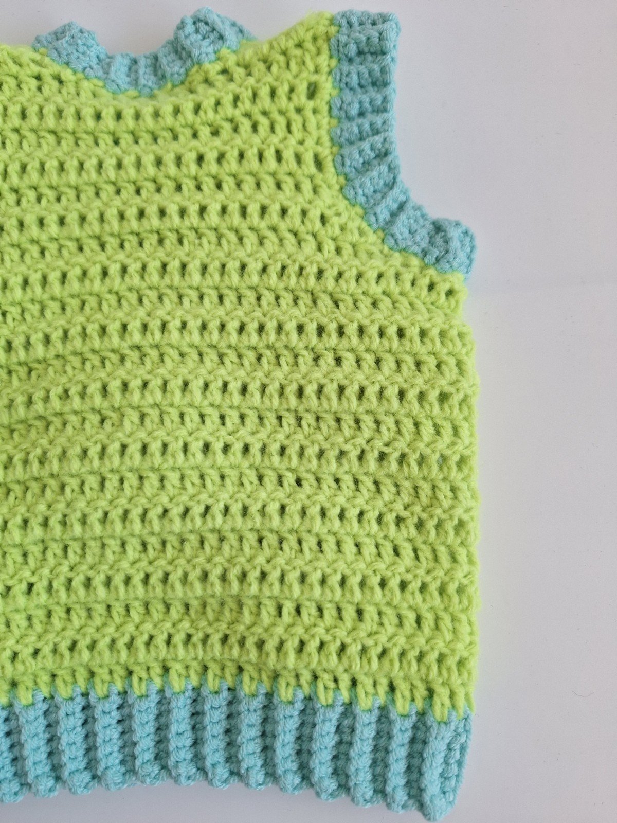 Gehaakt baby vestje | Limoengroen en mintgroen met blauwe bloemen - 98151 Gehaakt baby vestje | Limoengroen en mintgroen met blauwe bloemen