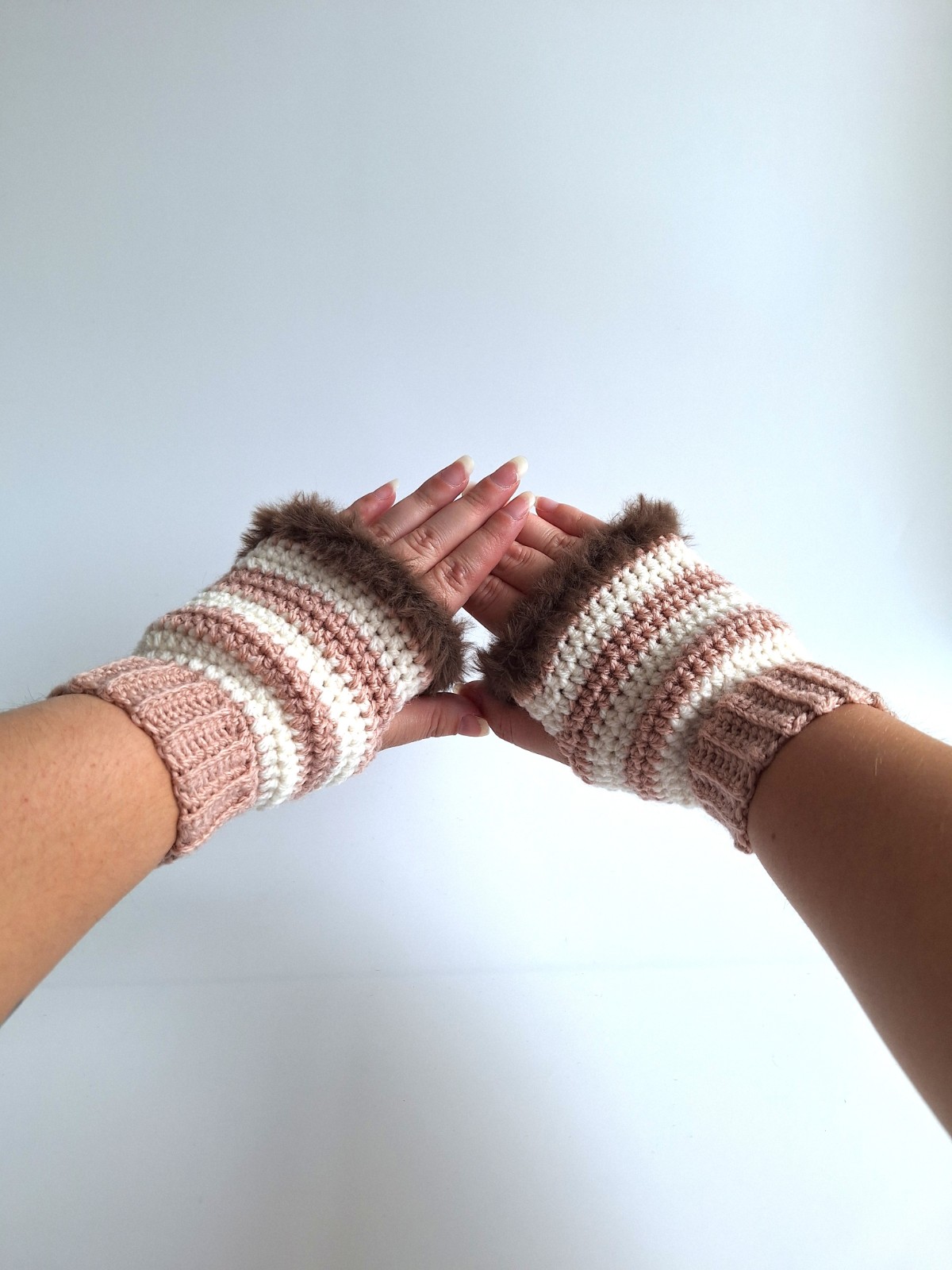 Gehaakte handschoenen - gehaakte vingerloze handschoenen | Poeder roze, crème en bruin