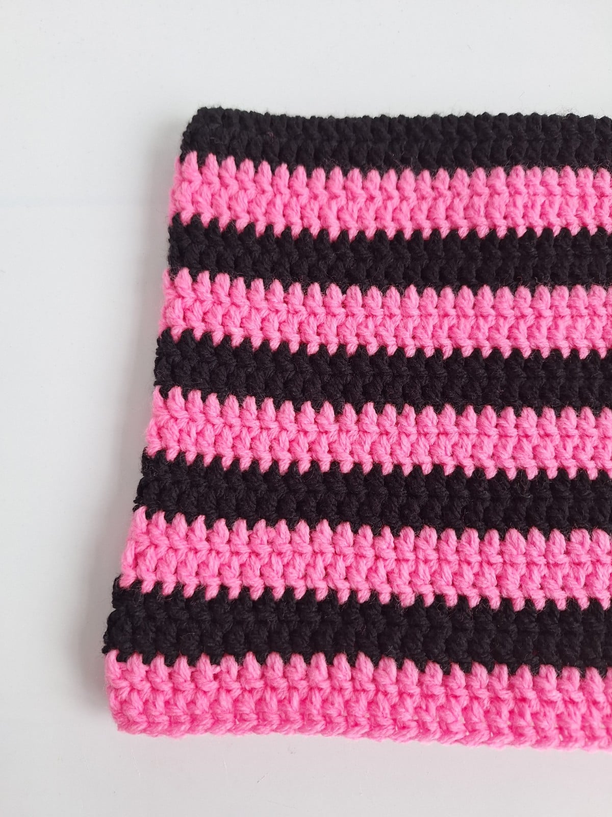 Gehaakte muts | Zwart en neon roze