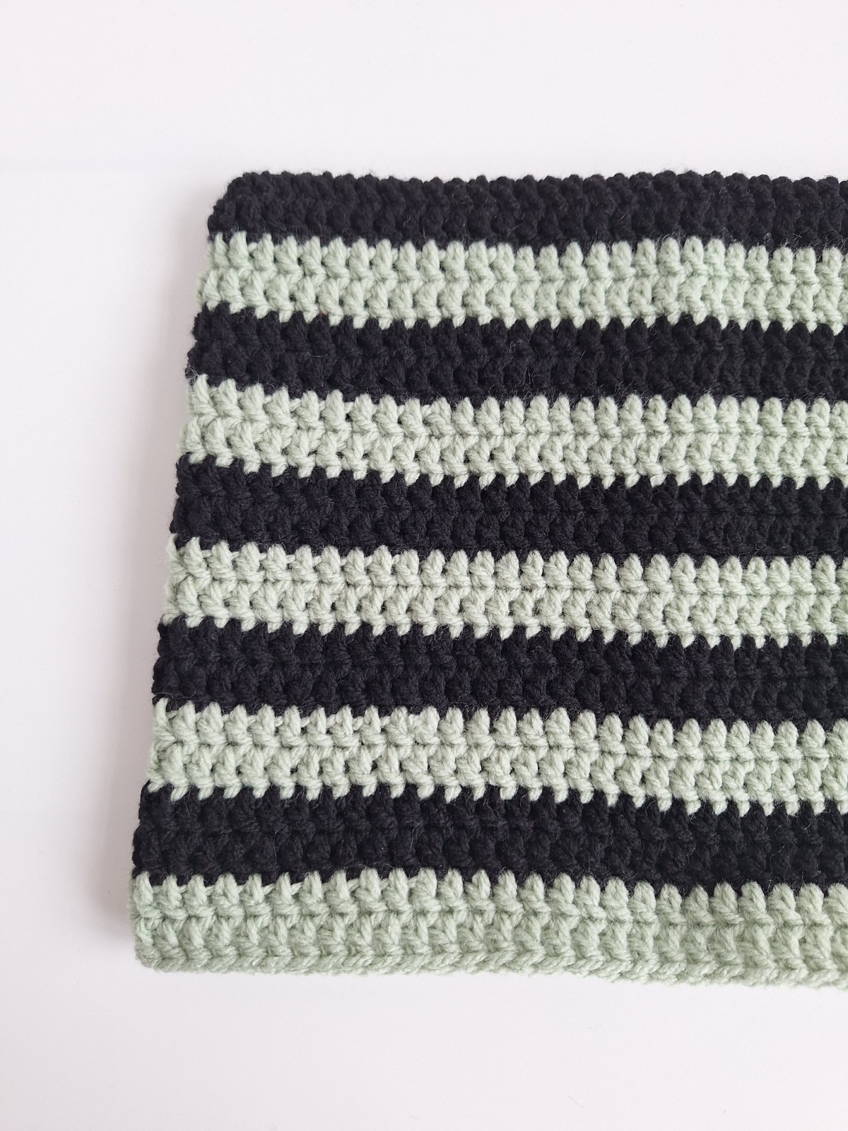 Gehaakte muts | Zwart en sagegroen - 99260 Gehaakte muts | Zwart en sagegroen