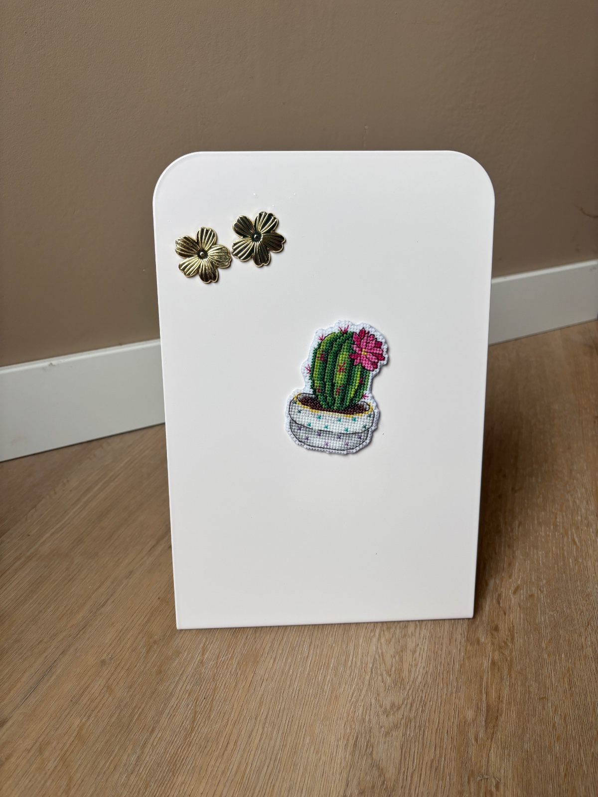 Handgeborduurde magneet cactus