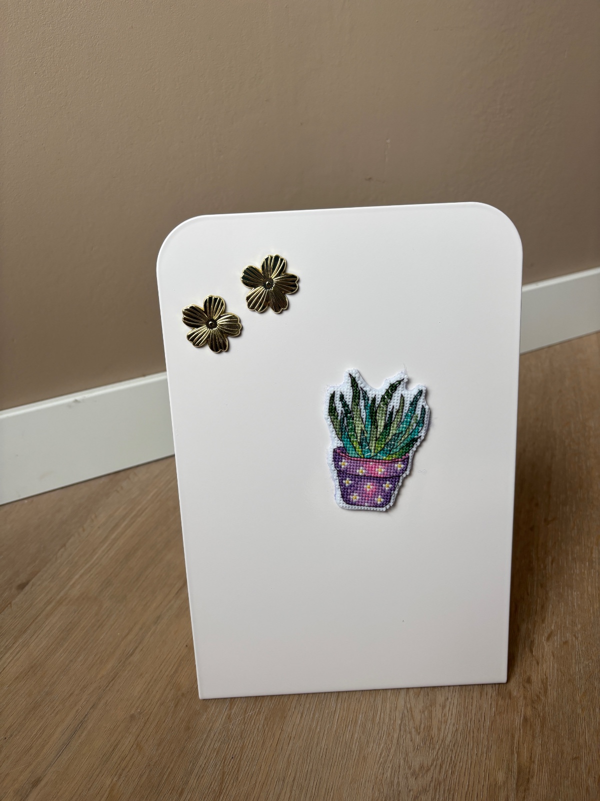 Handgeborduurde magneet vetplantje