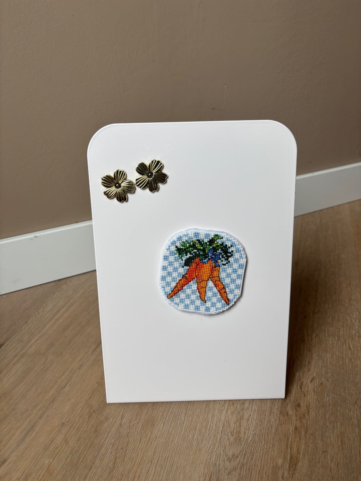 Handgeborduurde magneet wortels