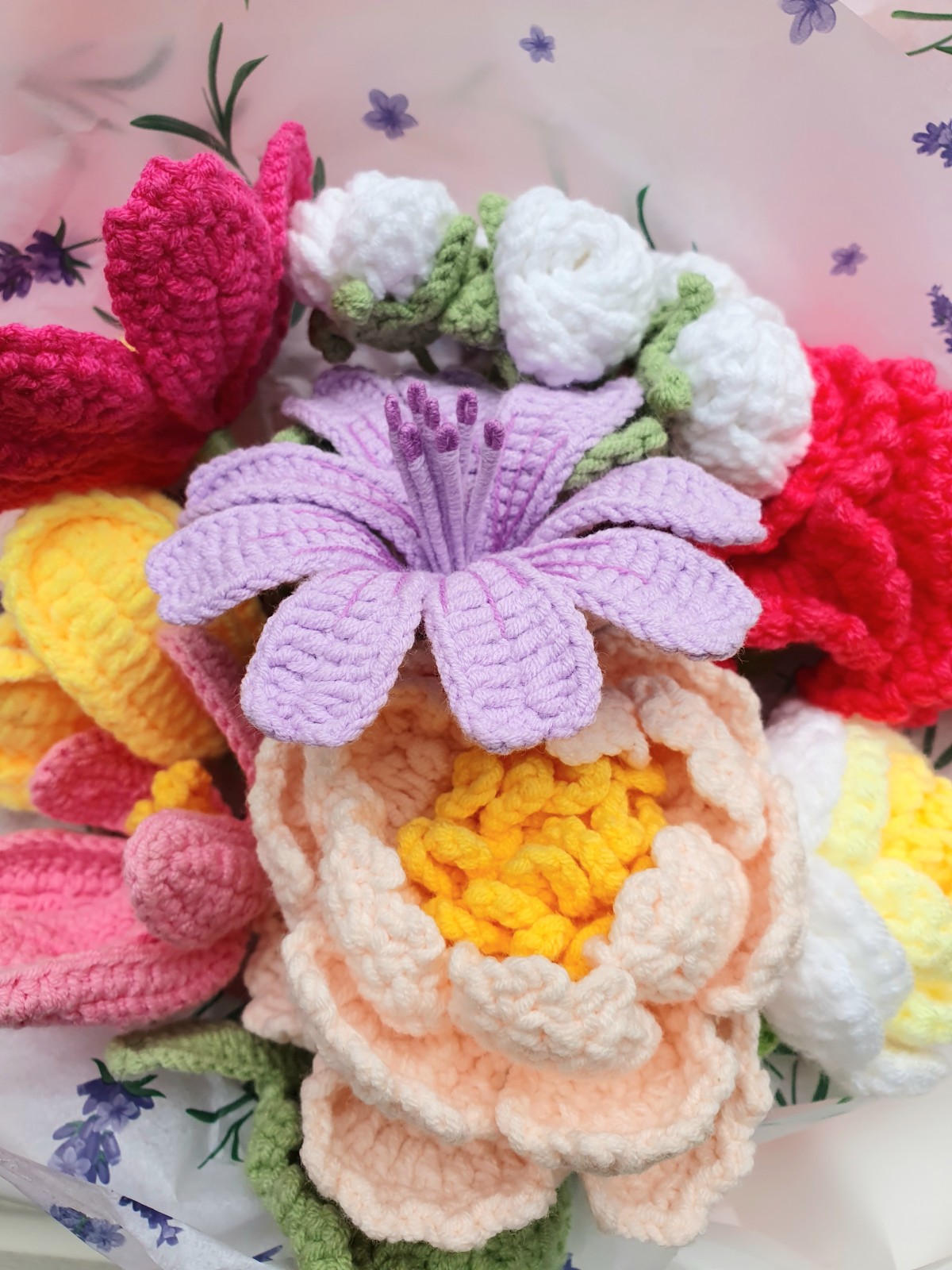 Handgemaakt gehaakte boeket met pioenroos & tulpen – vol kleur en warmte