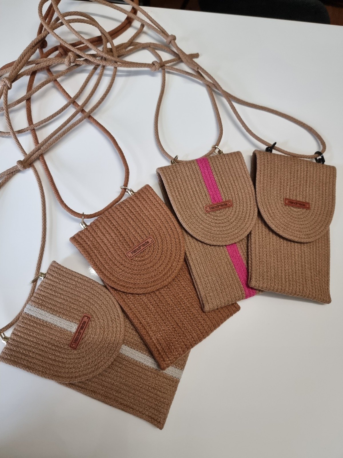 Handgemaakt telefoontasje van katoenkoord - 100155 Handgemaakt telefoontasje van katoenkoord