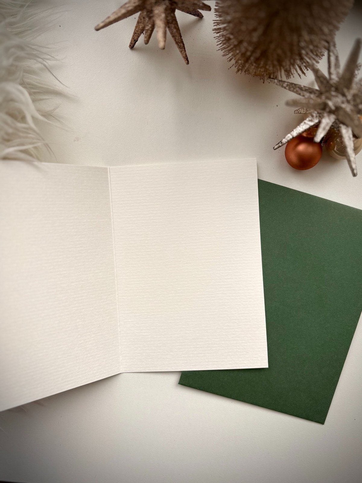 Kerstkaart Helleborus I - 100012 Unieke handgeschildere botanische kerstkaart met rode kerstroos - Helleborus I