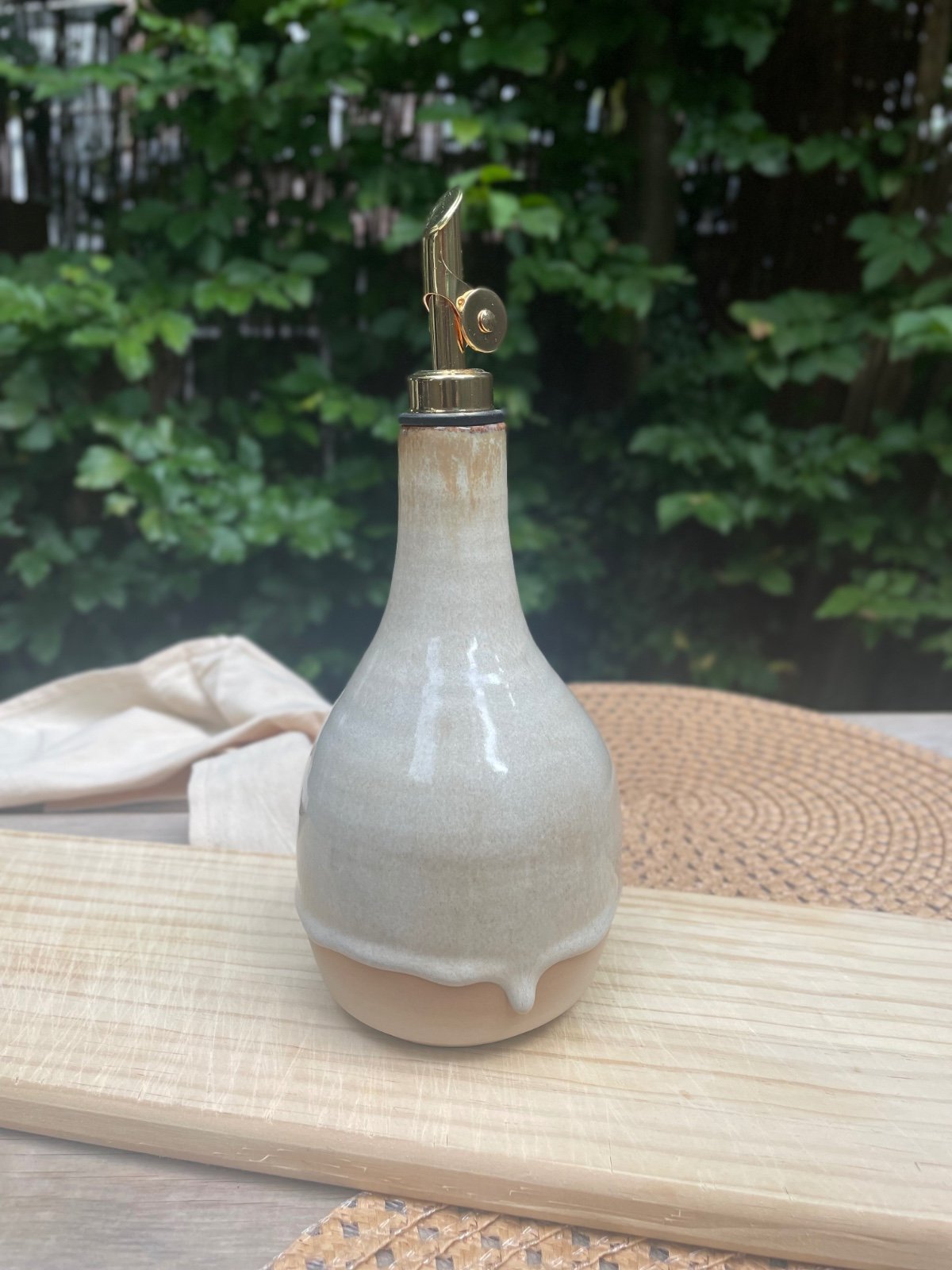 Olijfolieflessen van keramiek. handgemaakt, en elke fles is anders