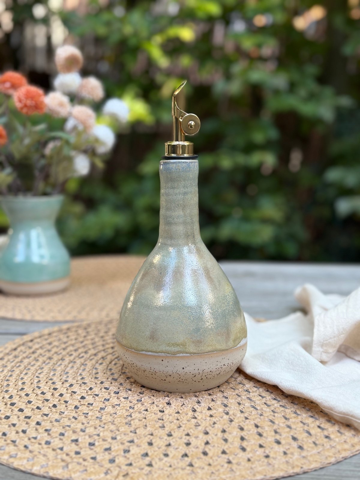 Olijfolieflessen van keramiek. handgemaakt, en elke fles is anders