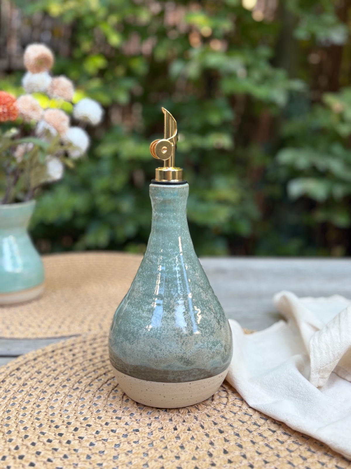 Olijfolieflessen van keramiek. handgemaakt, en elke fles is anders