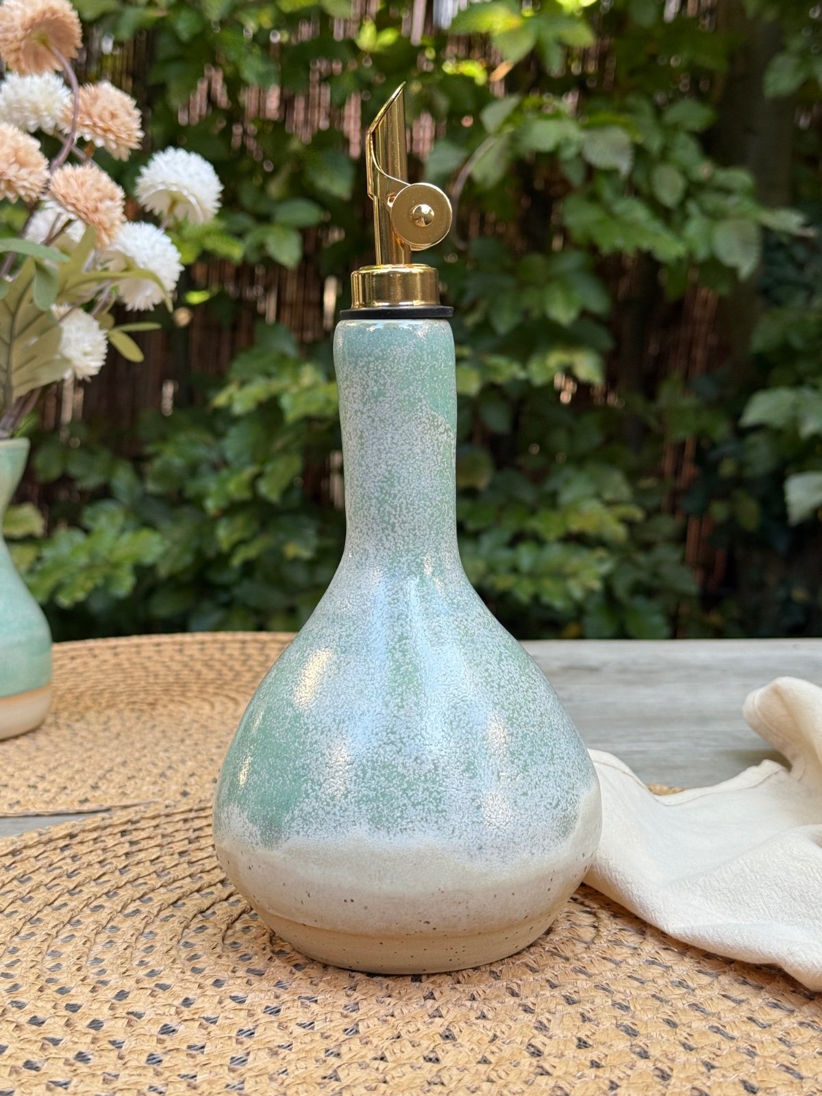 Olijfolieflessen van keramiek. handgemaakt, en elke fles is anders