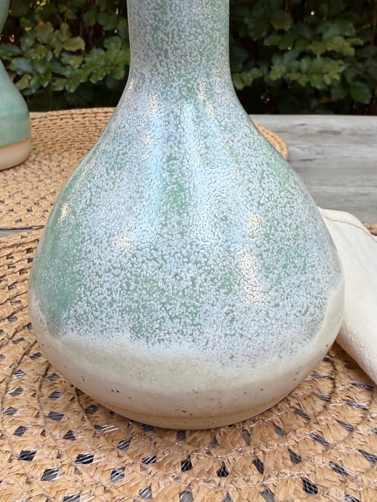 Olijfolieflessen van keramiek. handgemaakt, en elke fles is anders