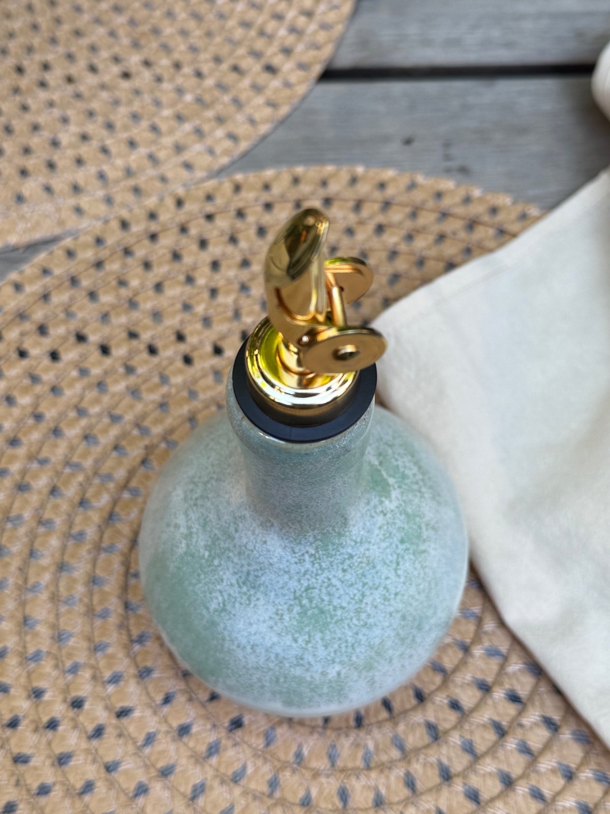 Olijfolieflessen van keramiek. handgemaakt, en elke fles is anders