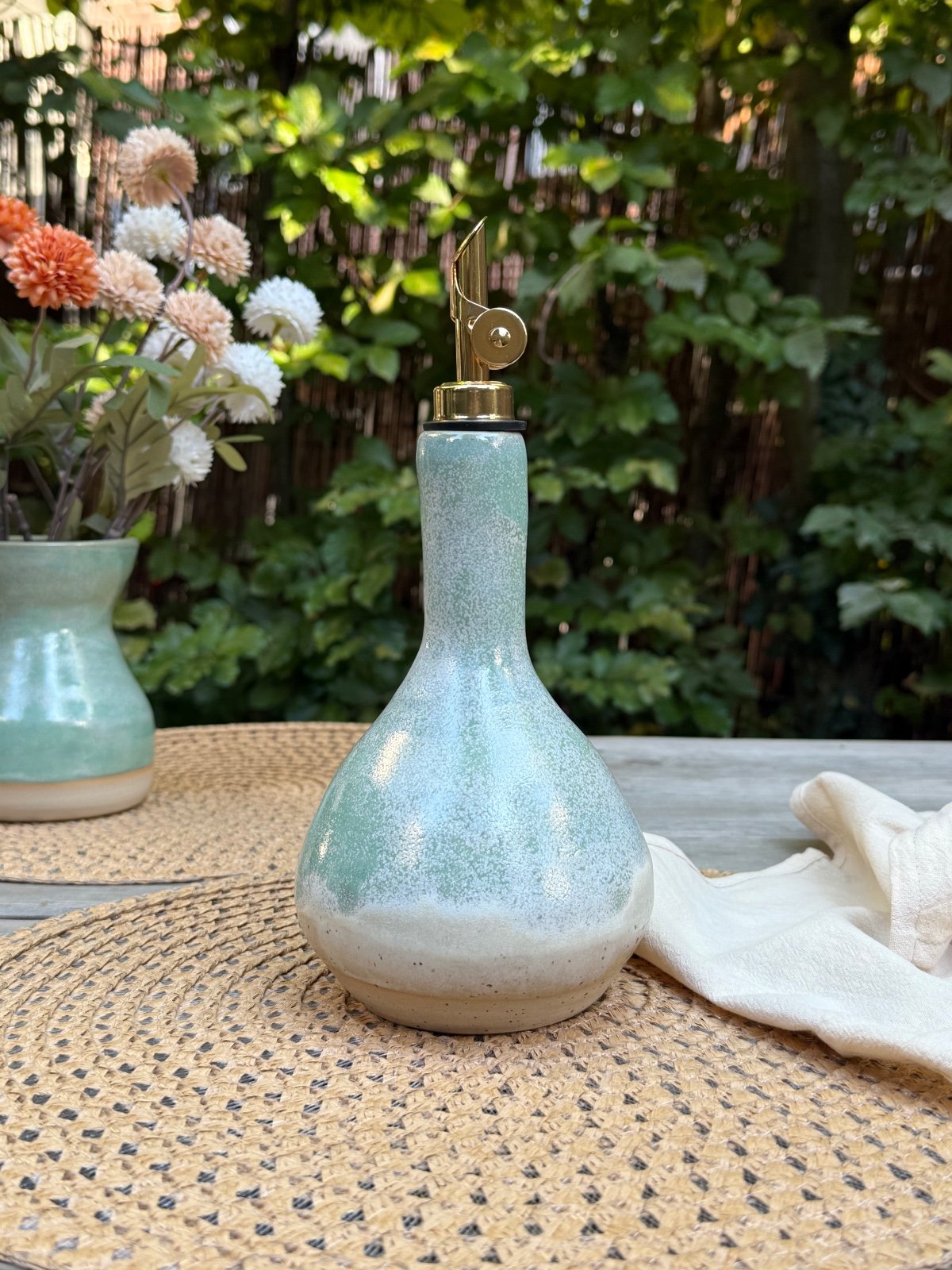 Olijfolieflessen van keramiek. handgemaakt, en elke fles is anders