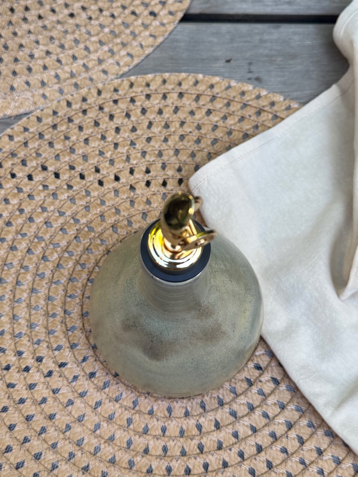 Olijfolieflessen van keramiek. handgemaakt, en elke fles is anders