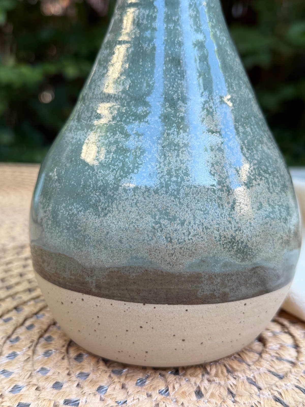 Olijfolieflessen van keramiek. handgemaakt, en elke fles is anders